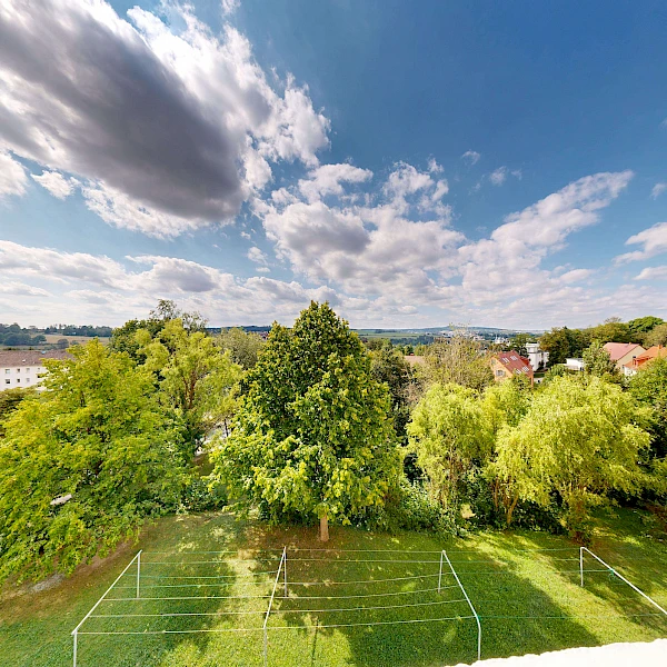 Hereinspaziert! Lasst euch in dieser sanierten Familienwohnung mit Südbalkon & herrlichem Ausblick ab sofort nieder