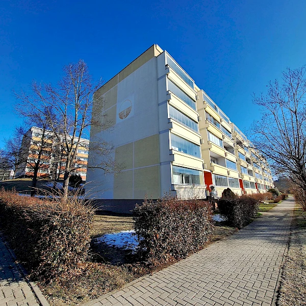 Familien herzlich willkommen! Schön sanierte & gepflegte 4-Raum-Wohnung mit verglastem Balkon ab Mai 2025 zu vermieten