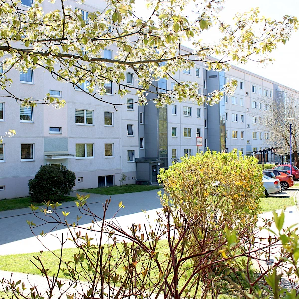 Geräumige & modern sanierte 4-Raum-Wohnung mit verglastem Balkon & Einbauküche ab Juli 2025