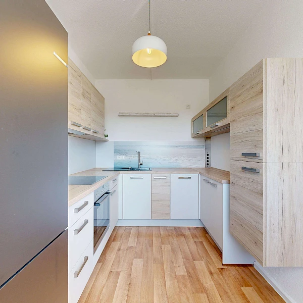 Geräumige & modern sanierte 4-Raum-Wohnung mit verglastem Balkon & Einbauküche ab sofort