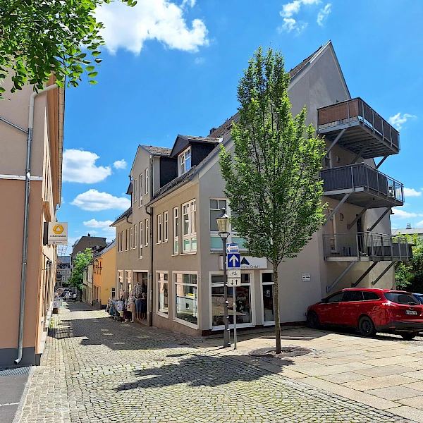 Modernes Wohnen im Zentrum – Sanierte 2-Raum-Wohnung mit Einbauküche u. Stellplatz ab Dezember 2025