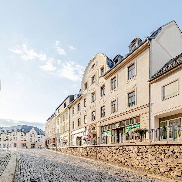 Wohnen im Herzen der Stadt! Geräumige 2-Raum-Wohnung im DG mit Stellplatz sucht sympathische Mieter