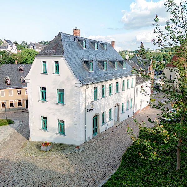 Deine Reichenbacher Wohlfühlzone im Herzen der Altstadt! Sanierte Altbauwohnung mit EBK ab 2026