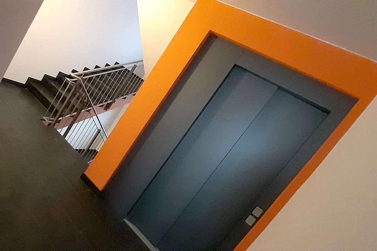 Treppenflur + Aufzug