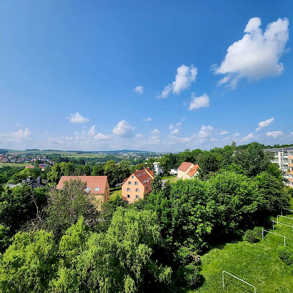 Ein Platz unter der Sonne! Modern sanierte Familienwohnung mit Balkon + TOP-Ausblick zum Sofortbezug