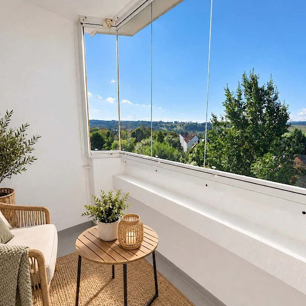 Sonne, Ausblick, Platz zum Leben! Verliebt euch in diese helle 2-Raum-Wohnung mit verglastem Balkon